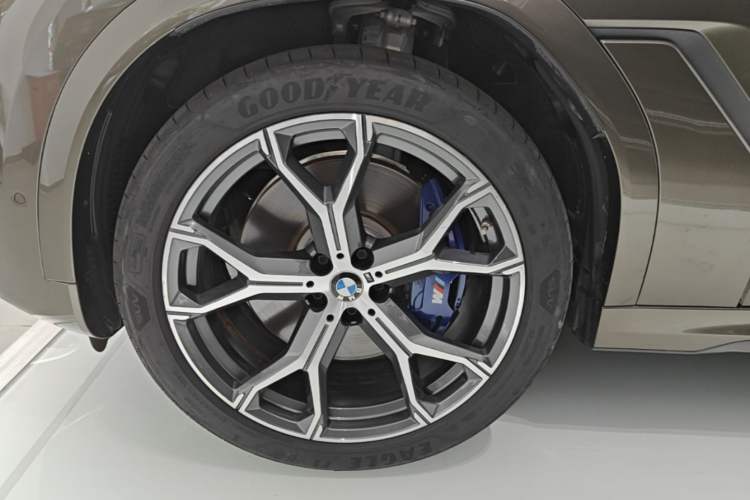 Used BMW X6 2020 xDrive40i Luxury Model with M Sport Package Left Front Wheel Hub