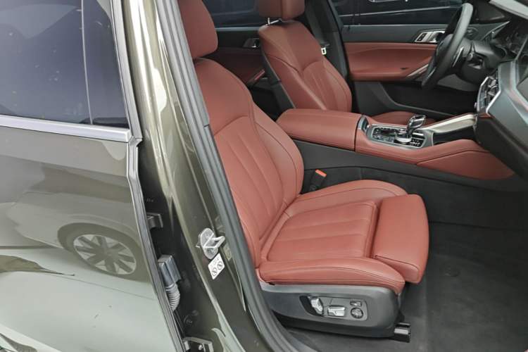 Used BMW X6 2020 xDrive40i Luxury Model with M Sport Package Right Front Seat