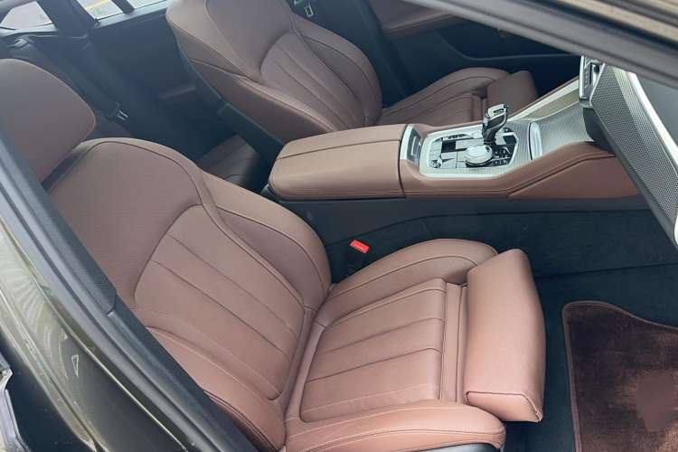 Used BMW X6 2020 xDrive40i Luxury Model with M Sport Package Right Front Seat