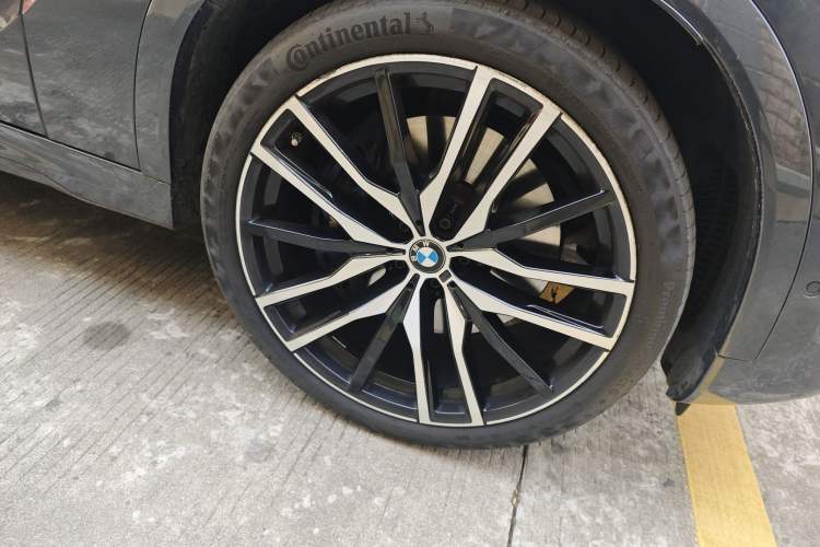 Used BMW X6 2020 xDrive40i Luxury Model with M Sport Package Right Front Wheel Hub
