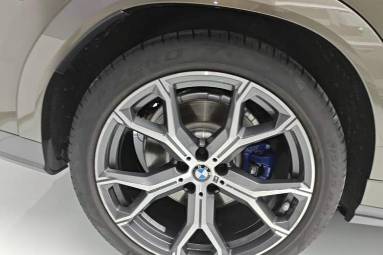 Used BMW X6 2020 xDrive40i Luxury Model with M Sport Package Right Rear Wheel Hub
