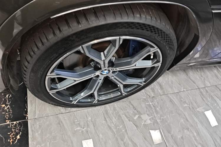 Used BMW X6 2020 xDrive40i Luxury Model with M Sport Package Left Front Wheel Hub