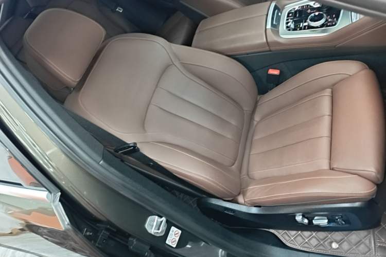 Used BMW X6 2020 xDrive40i Luxury Model with M Sport Package Right Front Seat