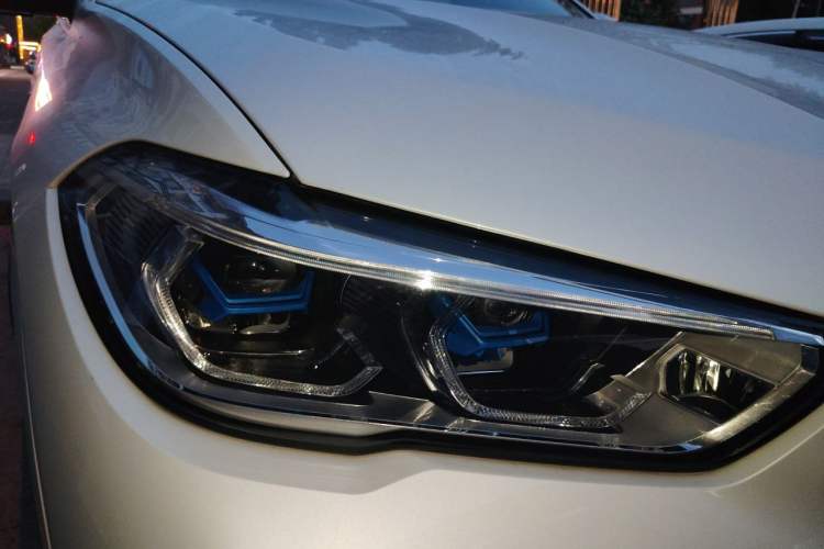 Used BMW X6 2020 xDrive40i Luxury Model with M Sport Package Right Front Headlight