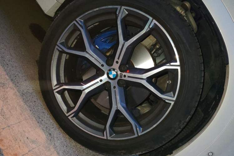Used BMW X6 2020 xDrive40i Luxury Model with M Sport Package Right Front Wheel Hub