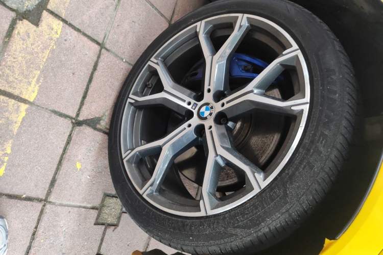 Used BMW X6 2020 xDrive40i Luxury Model with M Sport Package Right Front Wheel Hub