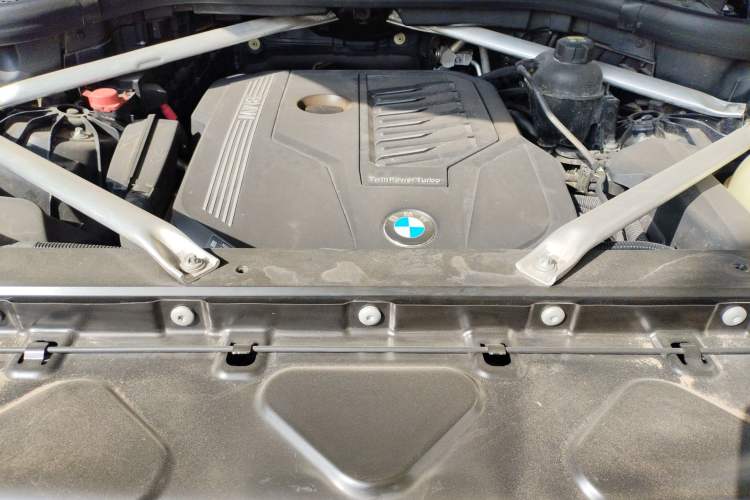 Used BMW X6 2021 xDrive40i M Sport Package Engine Bay