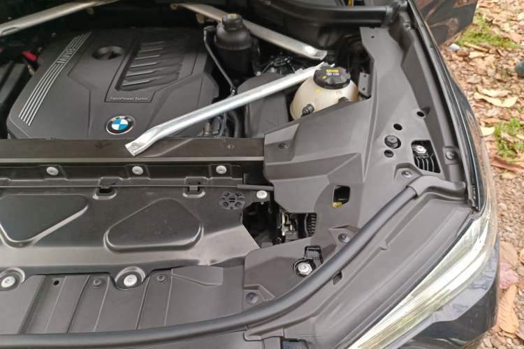 Used BMW X6 2021 xDrive40i Luxury Model with M Sport Package Engine Bay Left