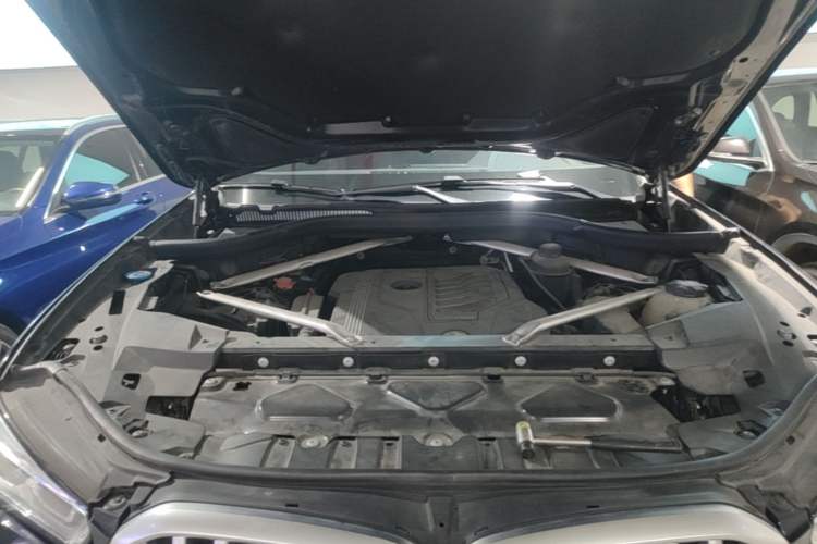 Used BMW X6 2021 xDrive40i M Sport Package Engine Bay