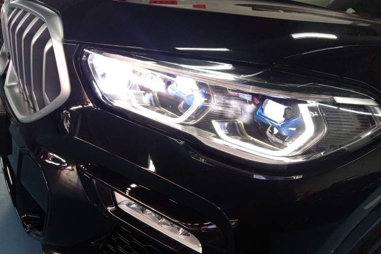 Used BMW X6 2021 xDrive40i Luxury Model with M Sport Package Left Front Headlight