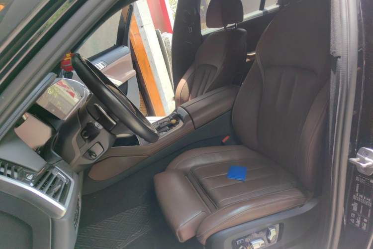 Used BMW X6 2021 xDrive40i Luxury Model with M Sport Package Left Front Seat