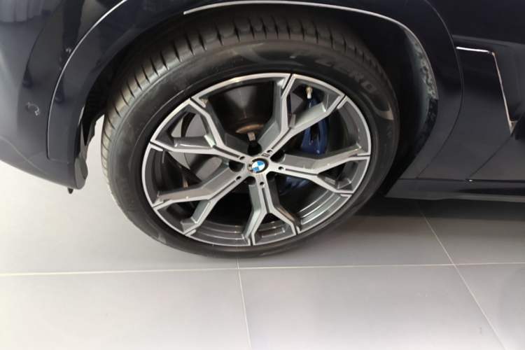 Used BMW X6 2021 xDrive40i Luxury Model with M Sport Package Left Front Wheel Hub