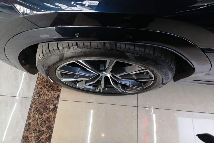 Used BMW X6 2021 xDrive40i M Sport Package Left Front Wheel Hub