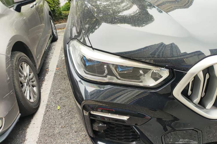 Used BMW X6 2021 xDrive40i Luxury Model with M Sport Package Right Front Headlight