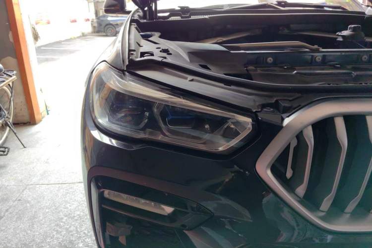 Used BMW X6 2021 xDrive40i Luxury Model with M Sport Package Right Front Headlight