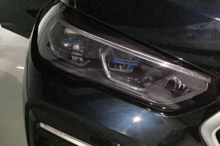 Used BMW X6 2021 xDrive40i Luxury Model with M Sport Package Right Front Headlight