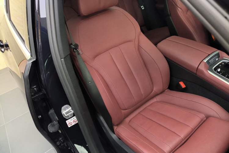 Used BMW X6 2021 xDrive40i Luxury Model with M Sport Package Right Front Seat