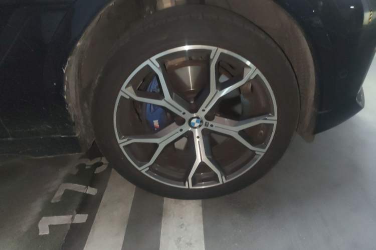 Used BMW X6 2021 xDrive40i Luxury Model with M Sport Package Right Front Wheel Hub