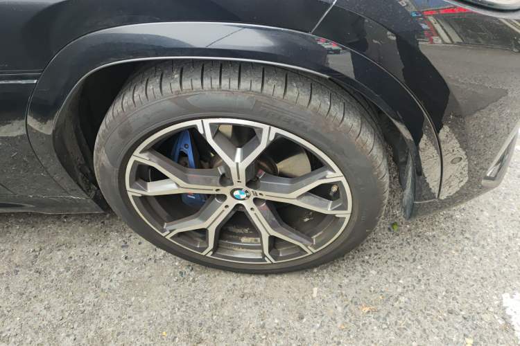 Used BMW X6 2021 xDrive40i Luxury Model with M Sport Package Right Front Wheel Hub
