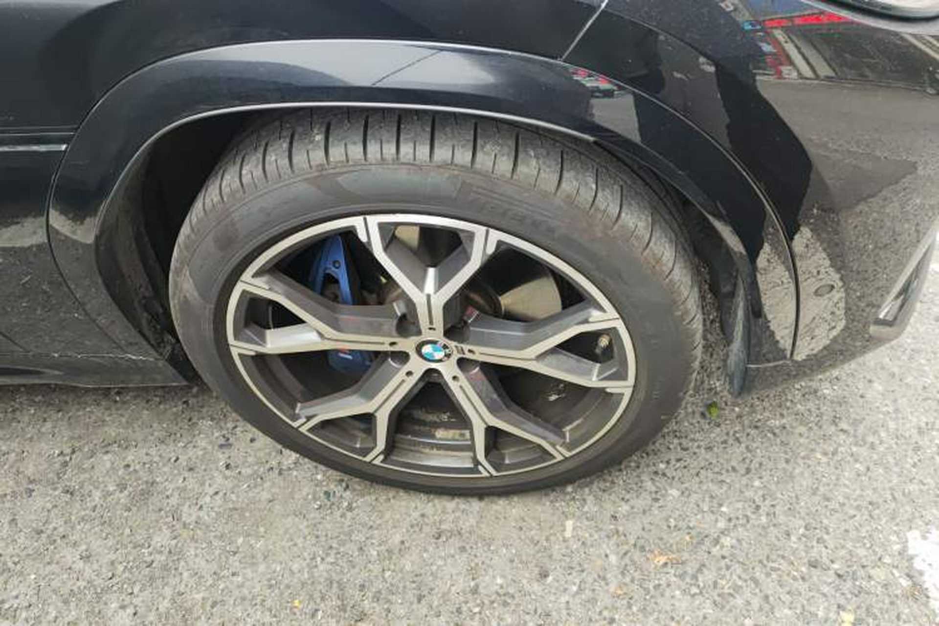 Used BMW X6 2021 xDrive40i Luxury Model with M Sport Package Right Front Wheel Hub