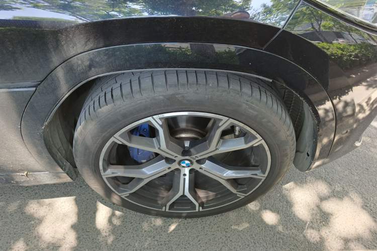 Used BMW X6 2021 xDrive40i Luxury Model with M Sport Package Right Front Wheel Hub