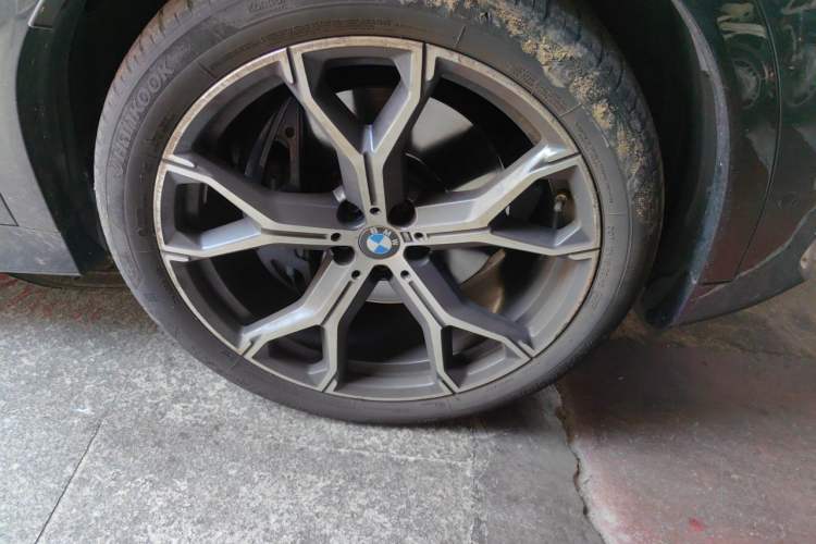 Used BMW X6 2021 xDrive40i Luxury Model with M Sport Package Right Front Wheel Hub