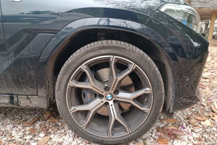 Used BMW X6 2021 xDrive40i Luxury Model with M Sport Package Right Front Wheel Hub