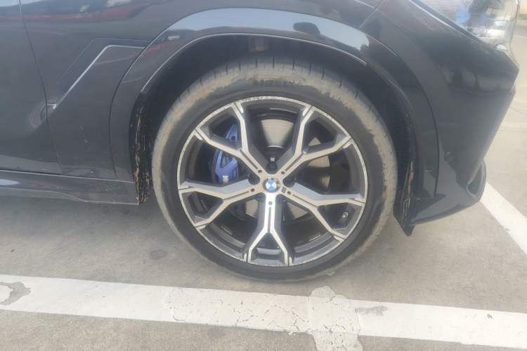 Used BMW X6 2021 xDrive40i Luxury Model with M Sport Package Right Front Wheel Hub
