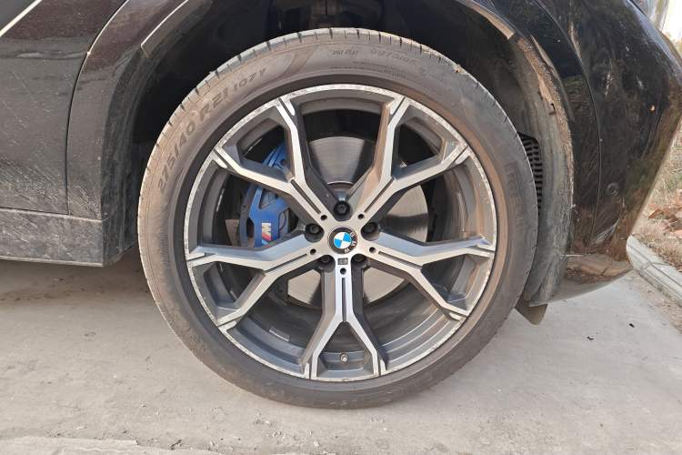 Used BMW X6 2021 xDrive40i Luxury Model with M Sport Package Right Front Wheel Hub