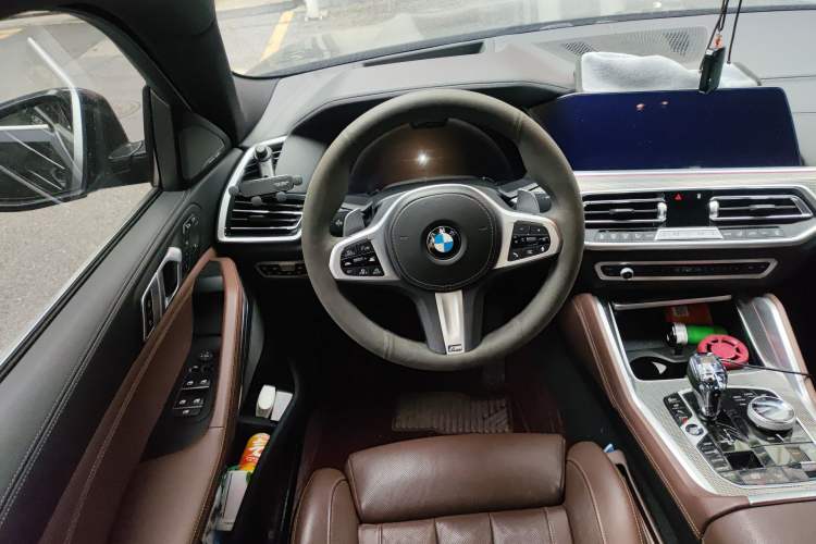 Used BMW X6 2021 xDrive40i Luxury Model with M Sport Package Steering Wheel