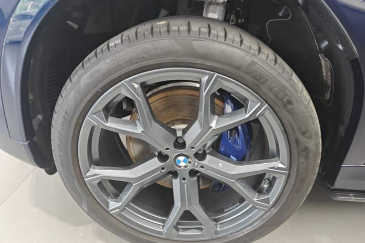 Used BMW X6 2021 Restyled xDrive40i Luxury Version M Sport Package Left Front Wheel Hub