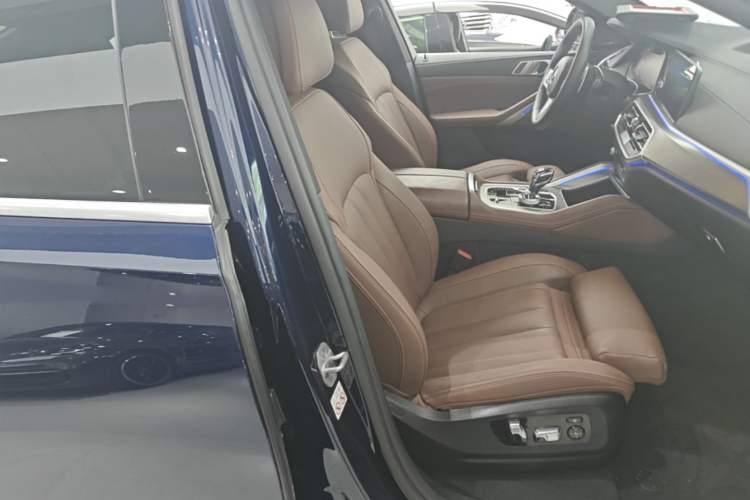 Used BMW X6 2021 Restyled xDrive40i Luxury Version M Sport Package Right Front Seat