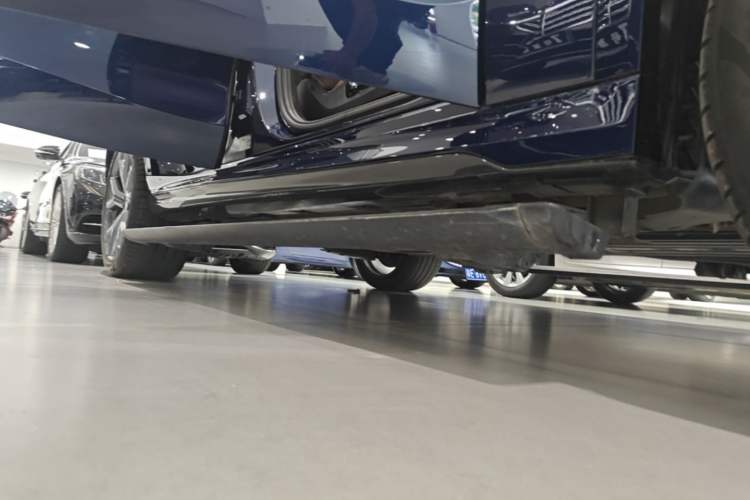 Used BMW X6 2021 Restyled xDrive40i Luxury Version M Sport Package Right Side Sill