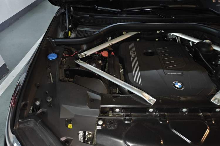 Used BMW X6 2021 xDrive40i Luxury Model with M Sport Package Engine Bay Right