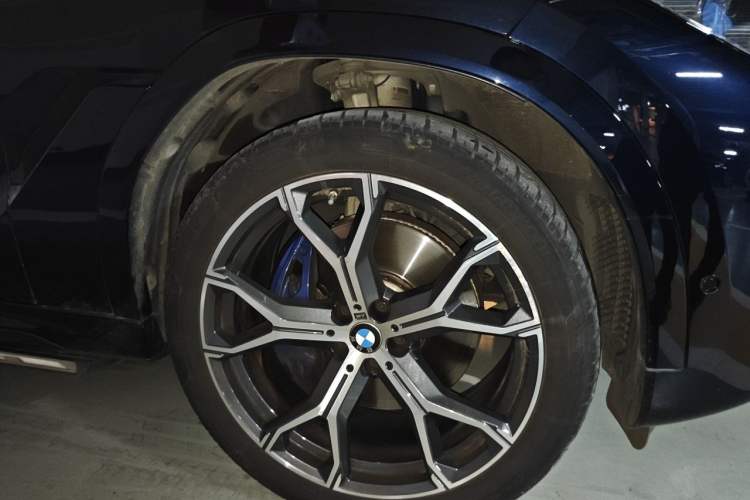 Used BMW X6 2021 xDrive40i Luxury Model with M Sport Package Right Front Wheel Hub
