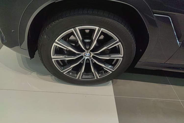 Used BMW X6 2021 xDrive30i M Sport Package Left Front Wheel Hub