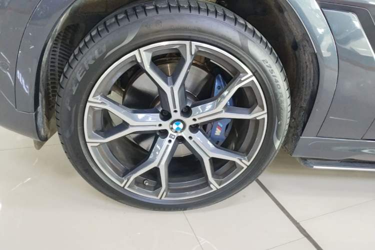 Used BMW X6 2021 xDrive40i Luxury Model with M Sport Package Left Front Wheel Hub