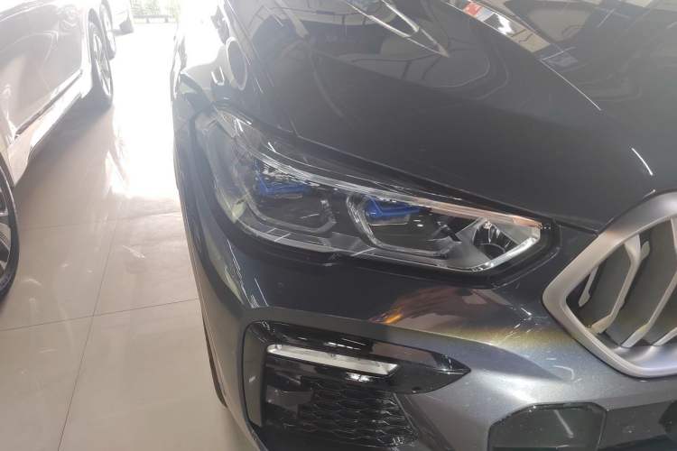 Used BMW X6 2021 xDrive40i Luxury Model with M Sport Package Right Front Headlight