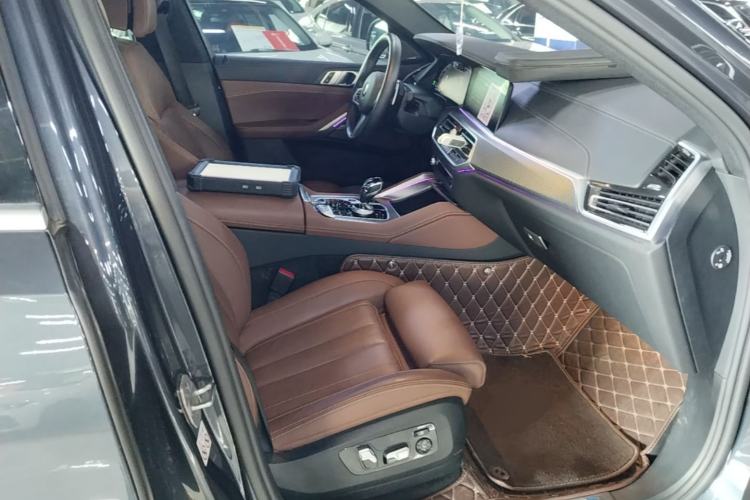 Used BMW X6 2021 xDrive40i Luxury Model with M Sport Package Right Front Seat