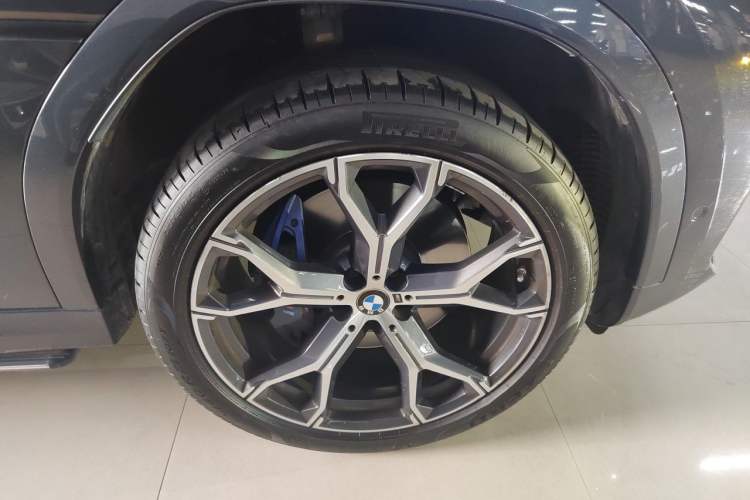 Used BMW X6 2021 xDrive40i Luxury Model with M Sport Package Right Front Wheel Hub
