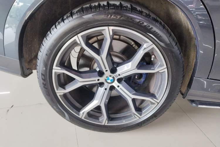 Used BMW X6 2021 xDrive40i Luxury Model with M Sport Package Right Rear Wheel Hub
