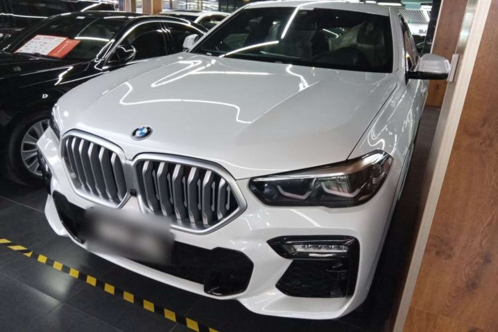 Used BMW X6 2021 xDrive30i M Sport Package Front Left 45 Deg