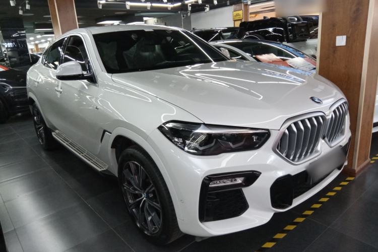 Used BMW X6 2021 xDrive30i M Sport Package Front Right 45 Deg