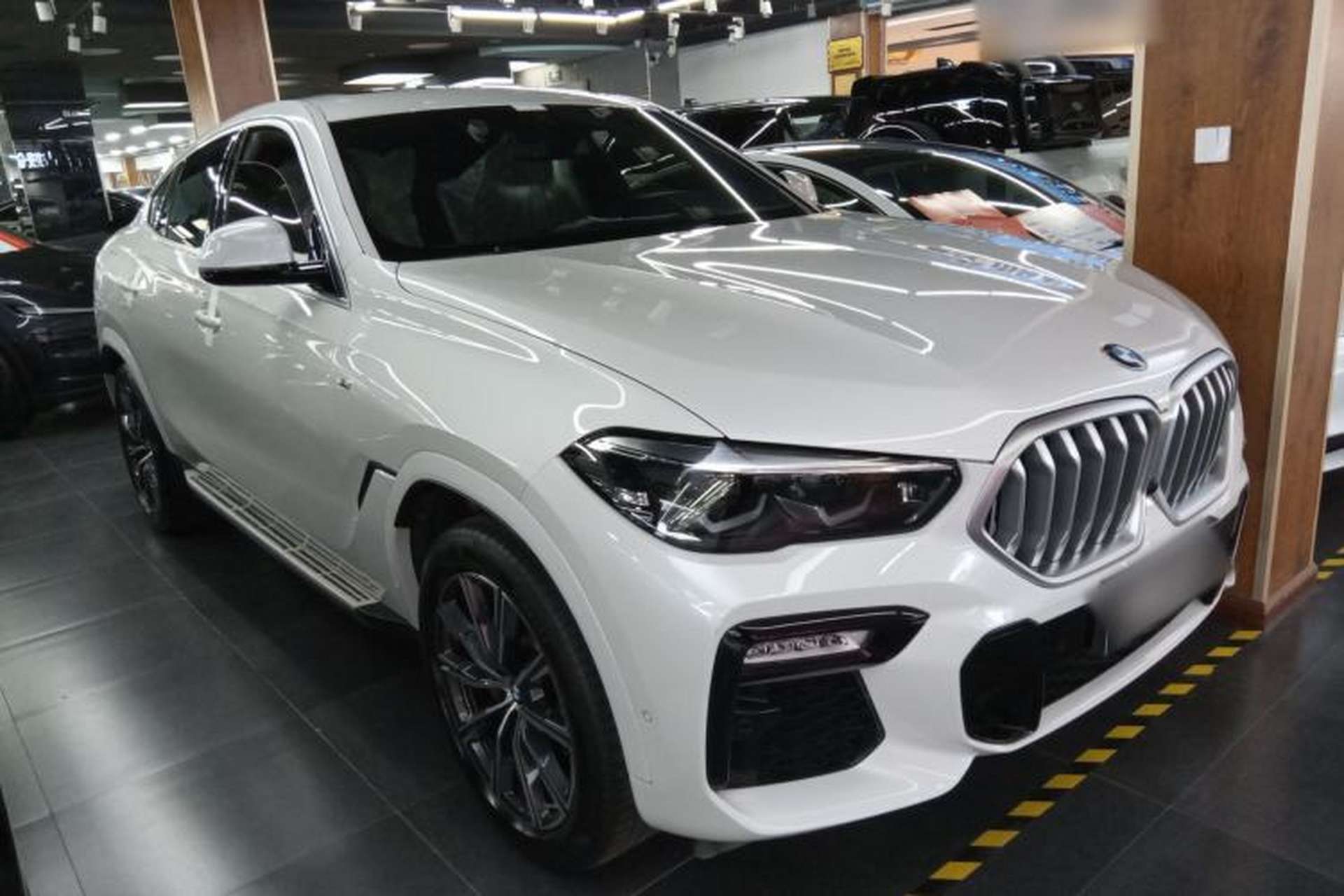 Used BMW X6 2021 xDrive30i M Sport Package Front Right 45 Deg