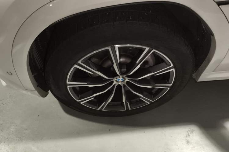 Used BMW X6 2021 xDrive30i M Sport Package Left Front Wheel Hub