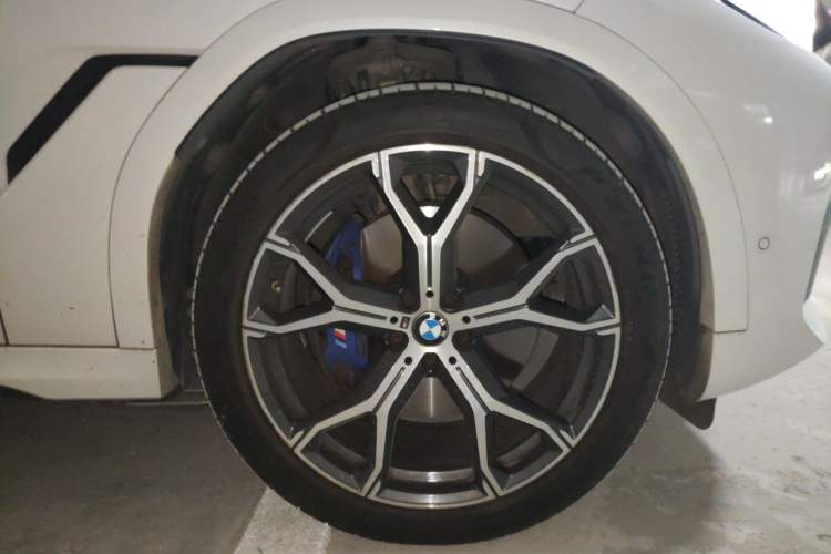 Used BMW X6 2021 Restyled xDrive40i Luxury Version M Sport Package Right Front Wheel Hub
