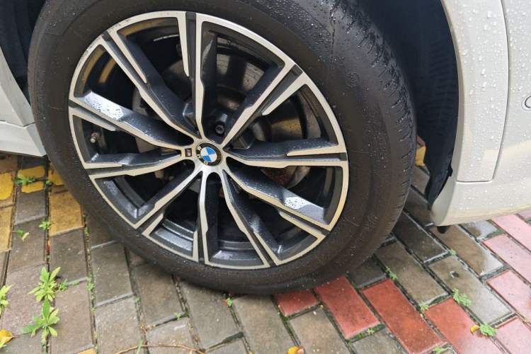 Used BMW X6 2021 xDrive30i M Sport Package Right Front Wheel Hub