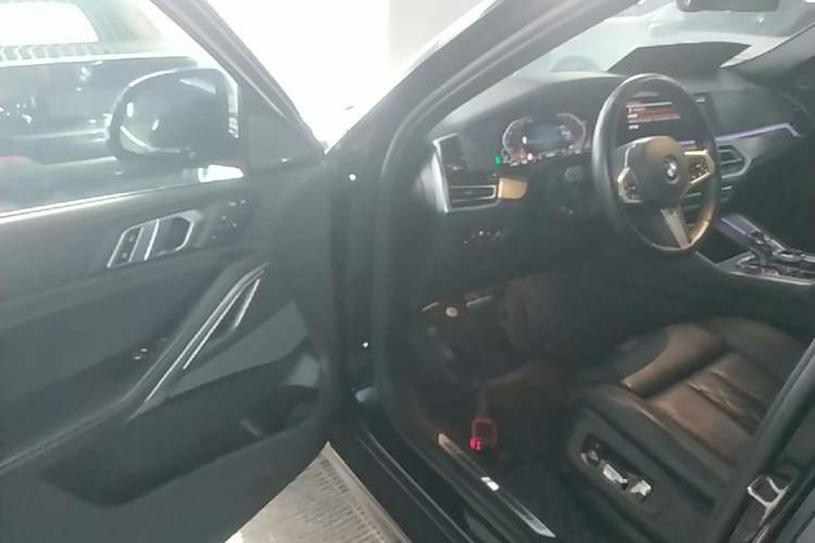 Used BMW X6 2022 xDrive40i Luxury Edition M Sport Package Driver Seat