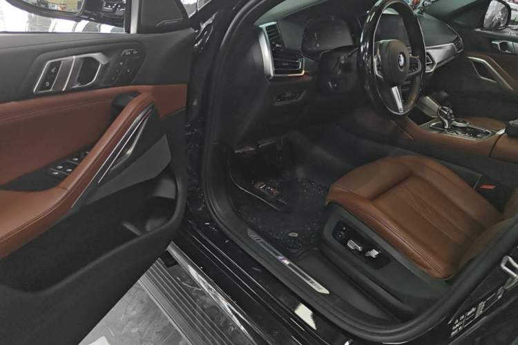 Used BMW X6 2022 Second Facelift xDrive40i Luxury Version M Sport Package Driver Seat