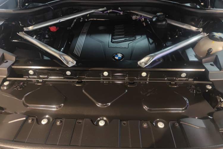 Used BMW X6 2022 Second Facelift xDrive40i M Sport Package Engine Bay
